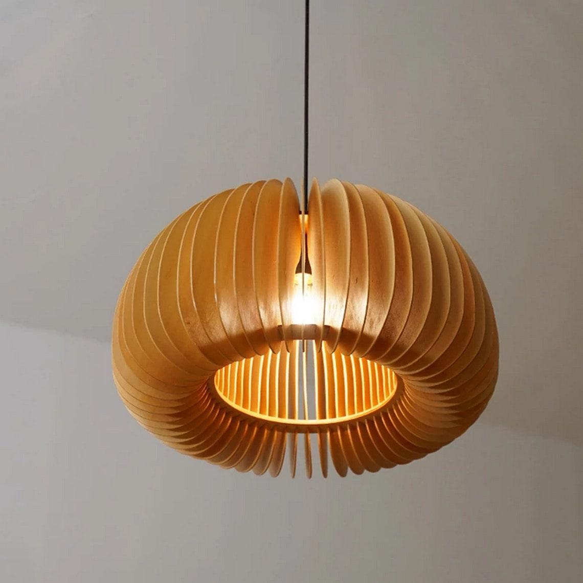 Lampe pendante installée dans un intérieur scandinave