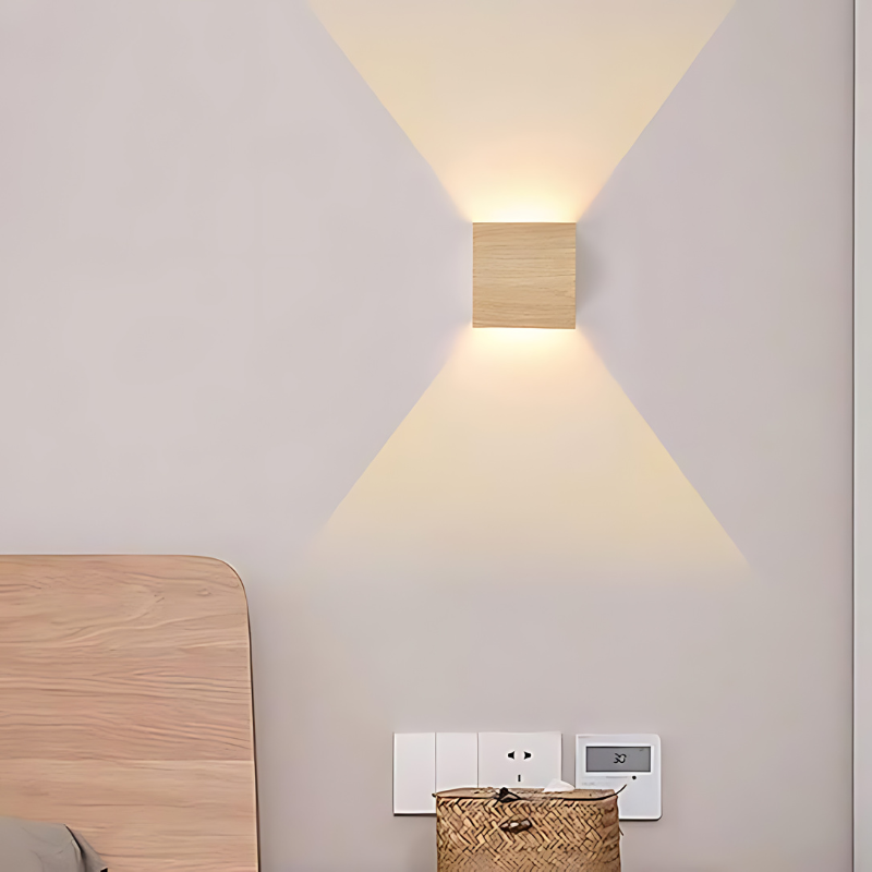 Applique murale LED installée sur un mur blanc