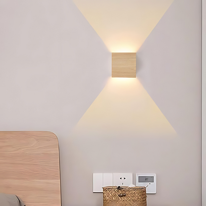 Applique murale LED installée sur un mur blanc