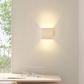 Applique murale en bois clair avec lumière LED allumée