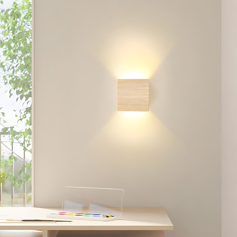 Applique murale en bois clair avec lumière LED allumée