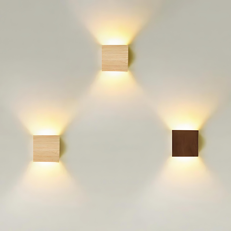 Vue rapprochée de l'applique en bois naturel éteinte