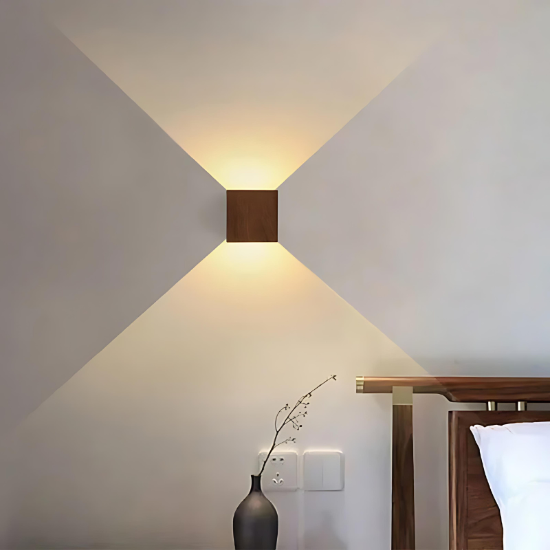 Détail du bois foncé de l'applique murale LED