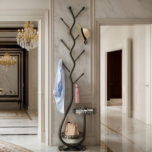 Porte-manteau élégant dans un intérieur épuré et lumineux