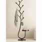 Porte-manteau en fer minimaliste dans un salon moderne