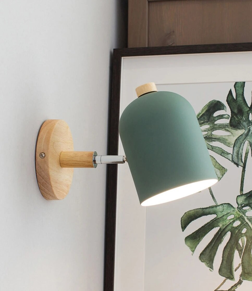 Vue de côté de l'applique murale scandinave en bois