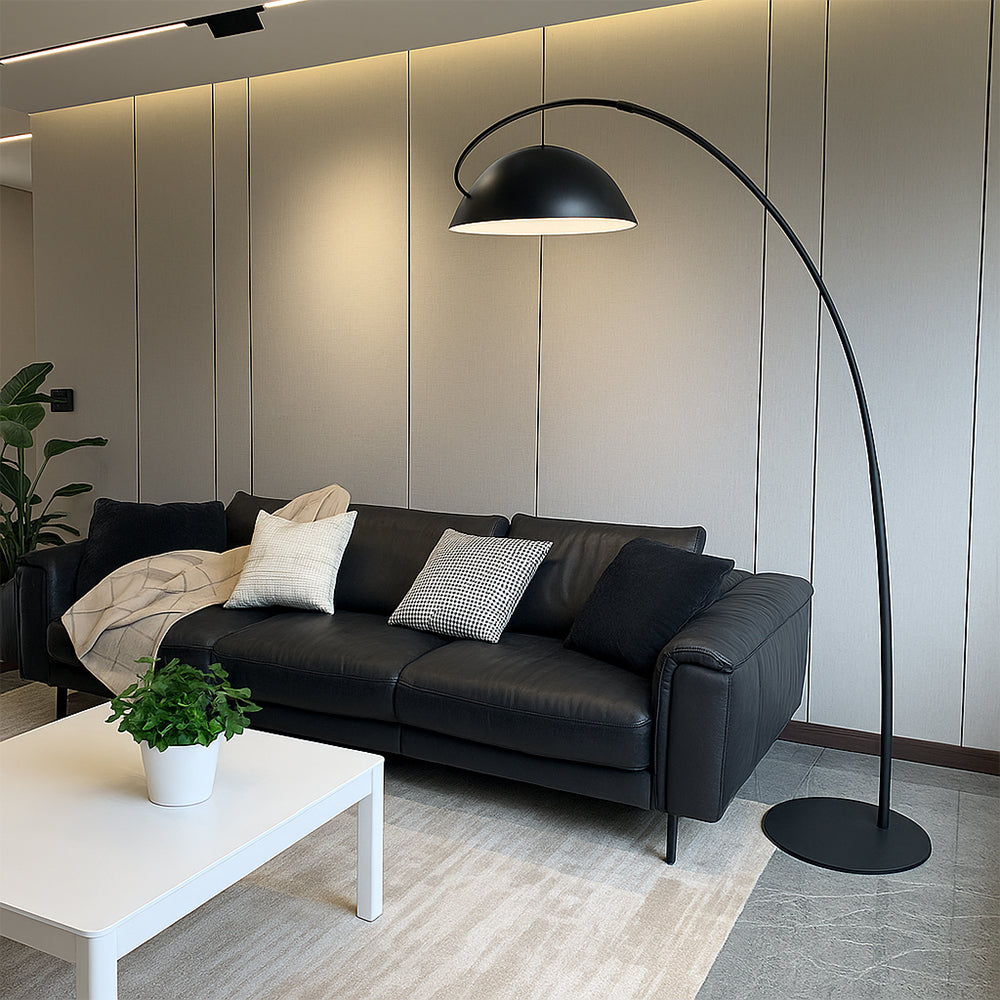 Détail du pied de lampe en métal sur parquet clair
