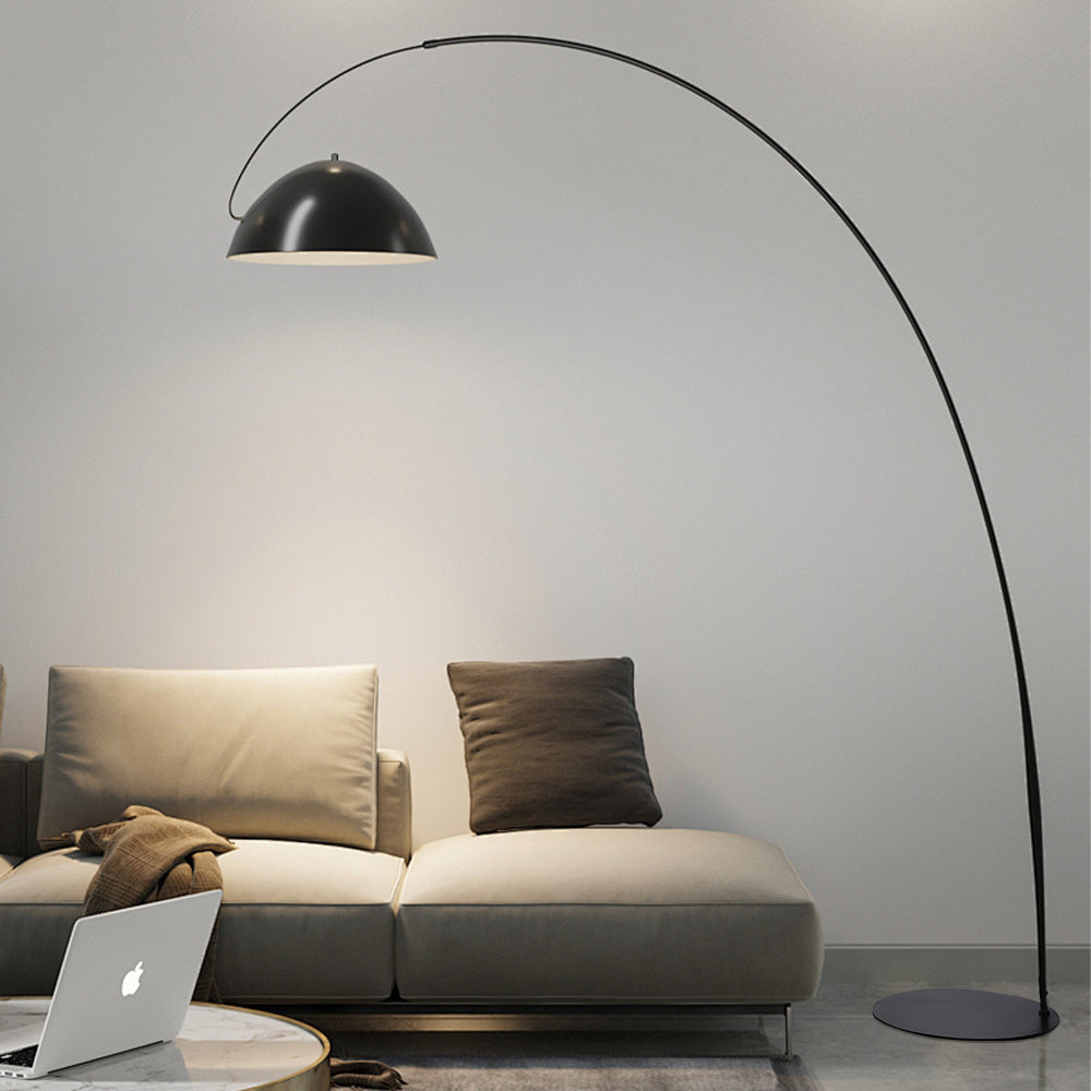 Lampe de sol éclairant un espace de vie moderne