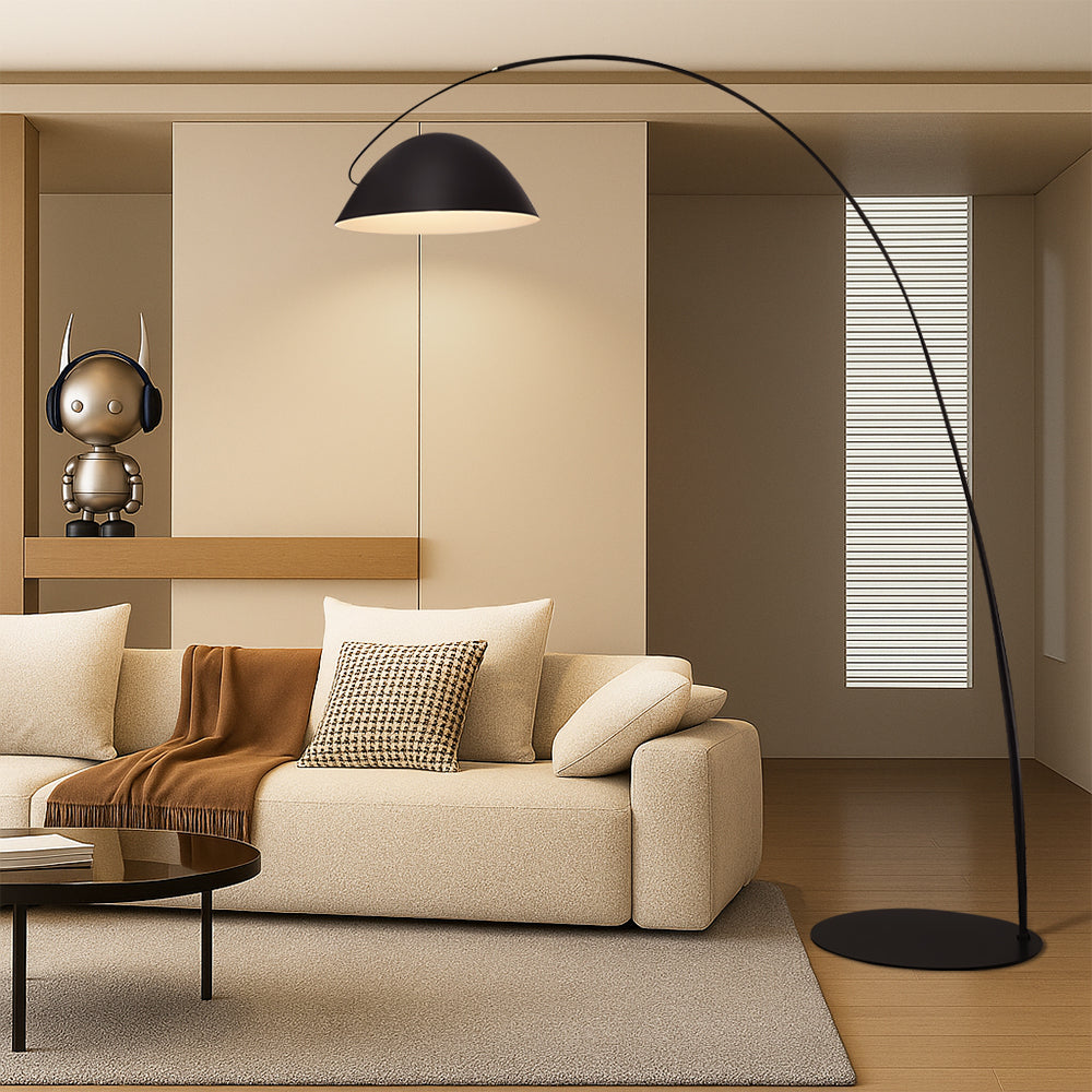 Lampe de sol LED moderne dans un salon minimaliste