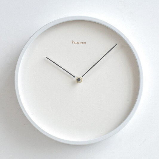 Vue de dessus de l'horloge montrant sa simplicité scandinave