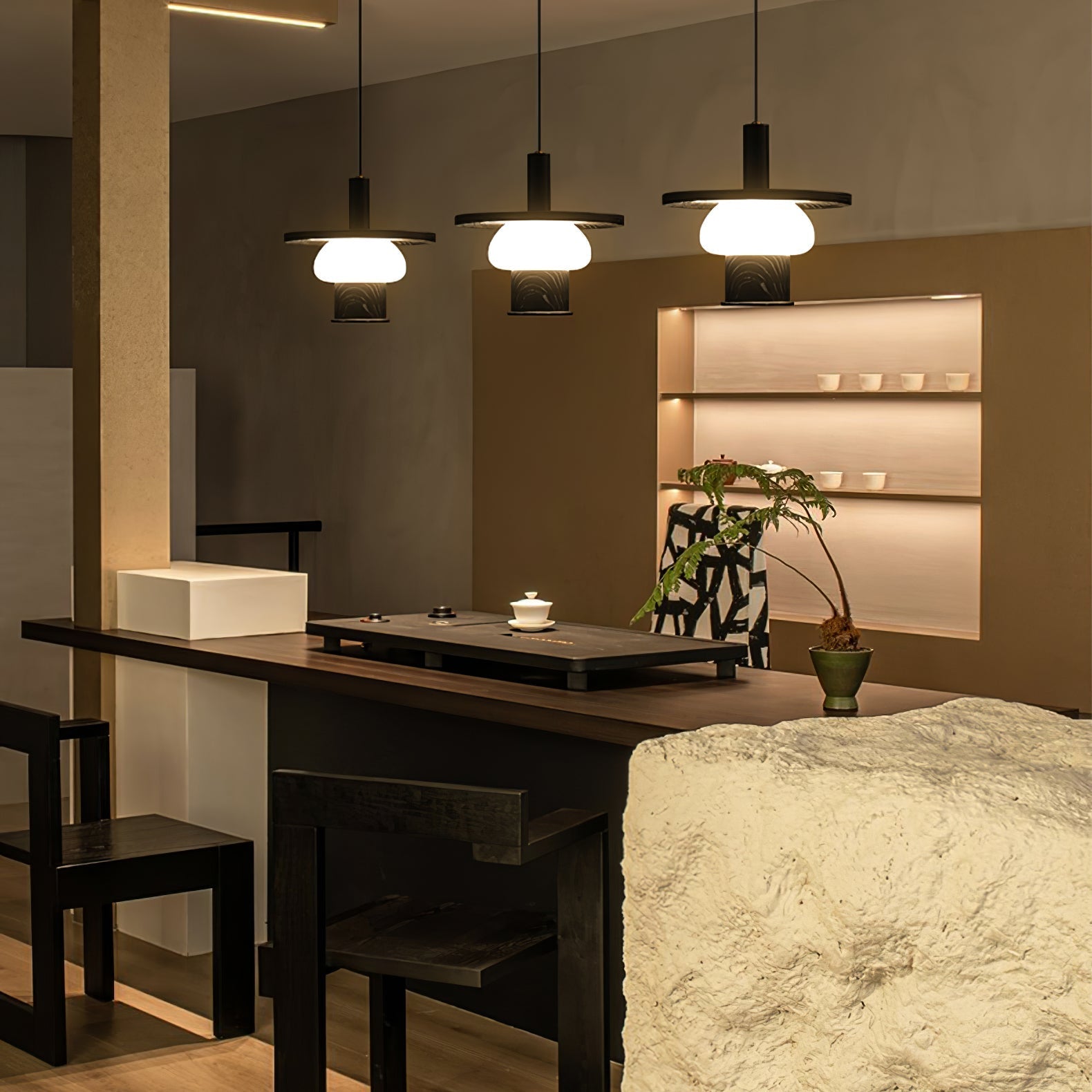 Lampe Nosika éclairant un salon avec ambiance chaleureuse