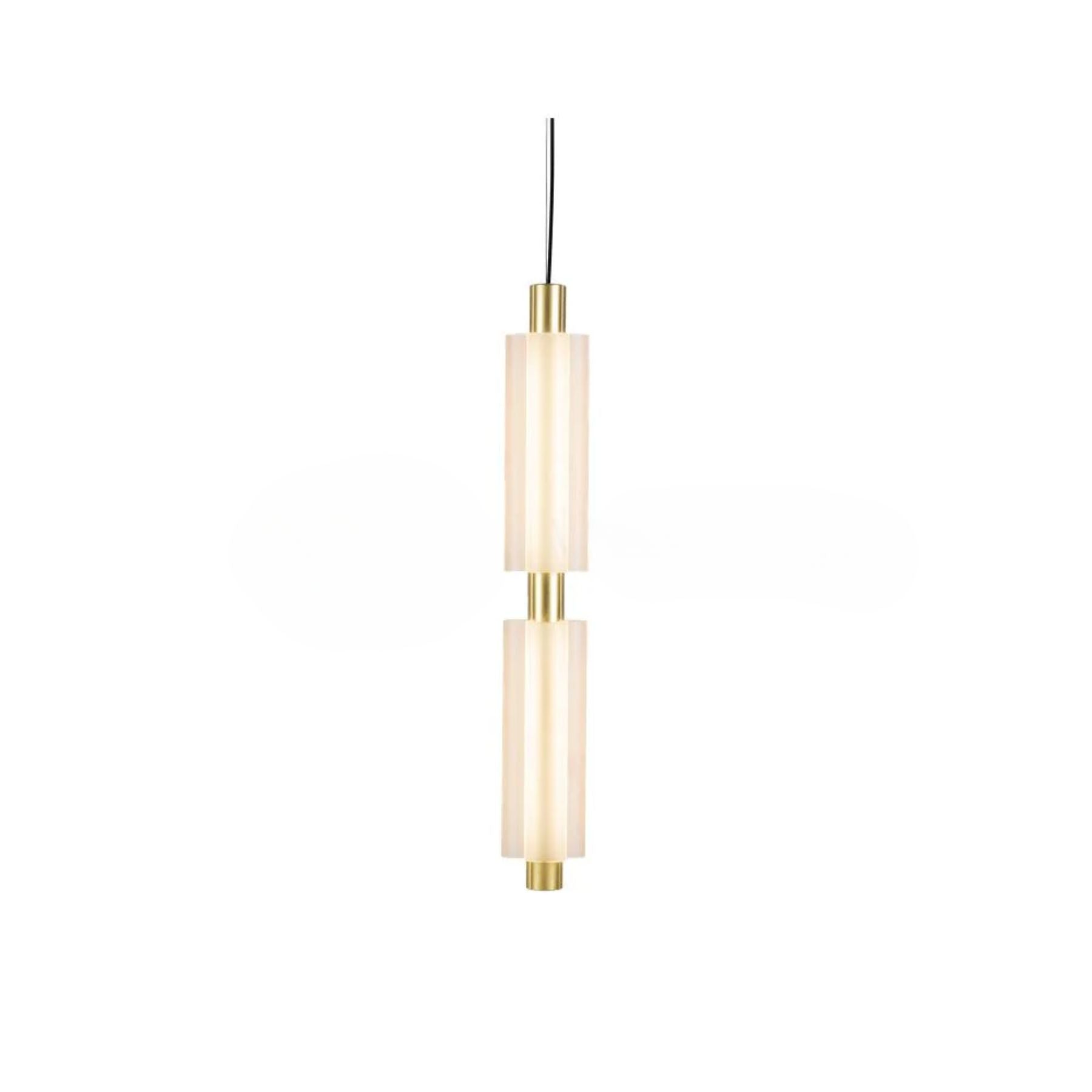 Lampe suspendue dans une chambre avec ambiance chaleureuse