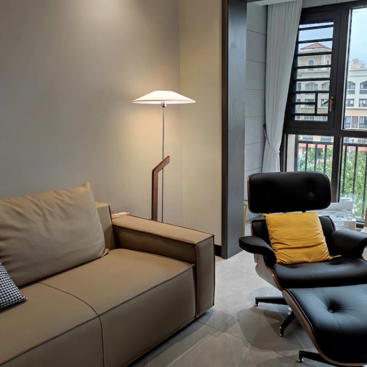 Vue latérale montrant l'équilibre entre bois et métal