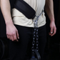 Ceinture de dip ajustable montrée avec des poids attachés
