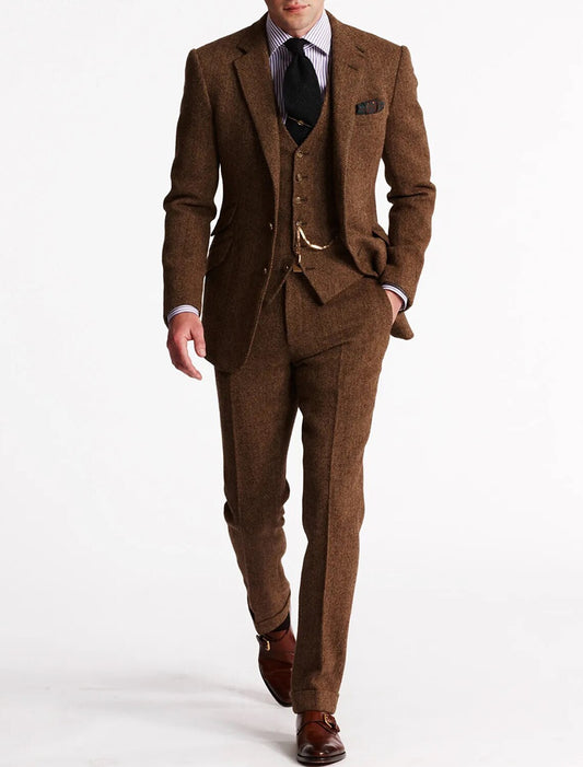 Vue d'ensemble du costume sur fond neutre, style intemporel