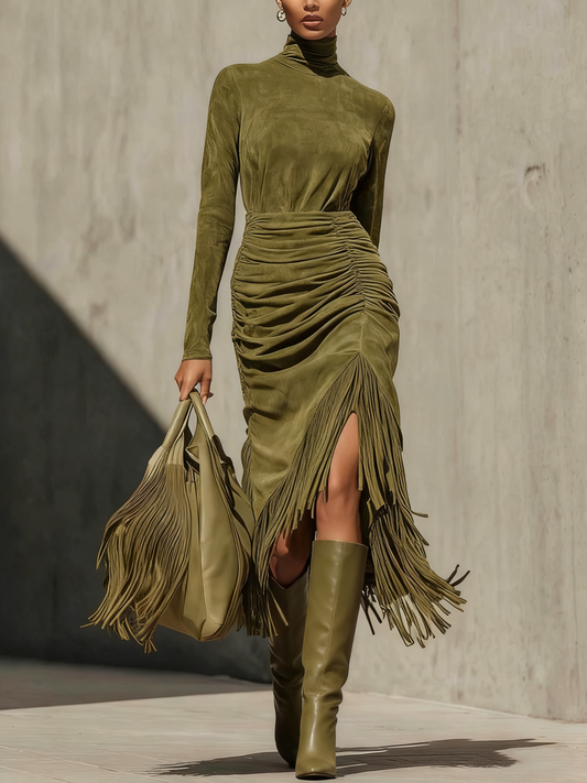 Détail du col haut et texture de la robe verte