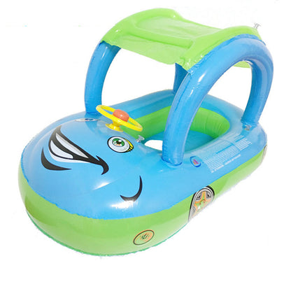 Enfant jouant dans une voiture gonflable sur l'eau