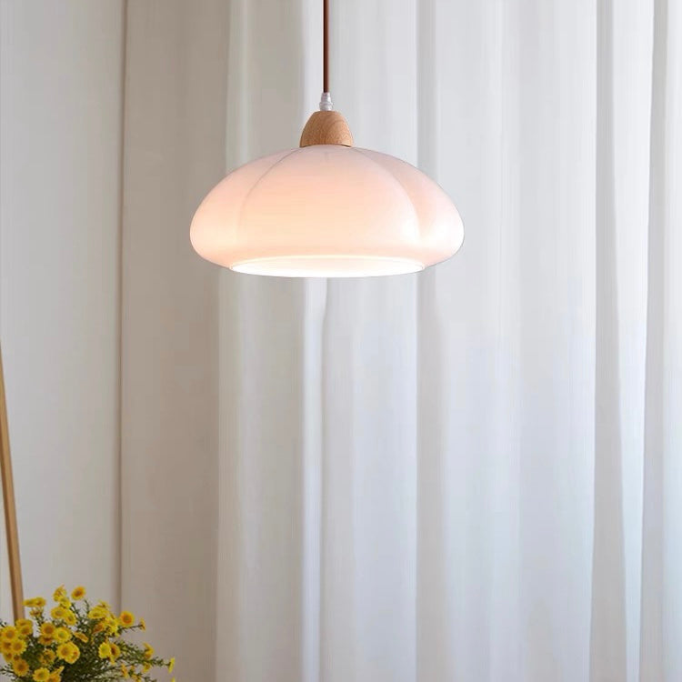 Lampe suspendue illuminant un îlot de cuisine