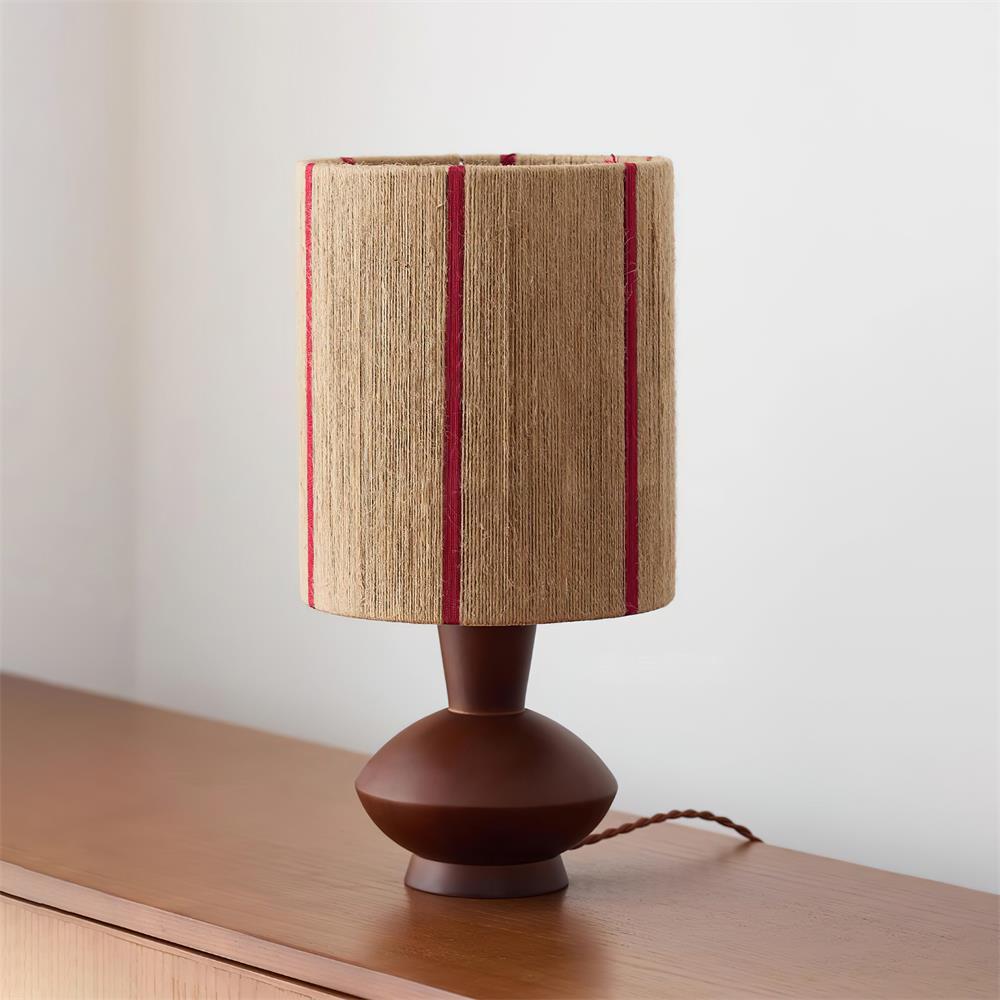 Lampe avec base en bois et abat-jour texturé