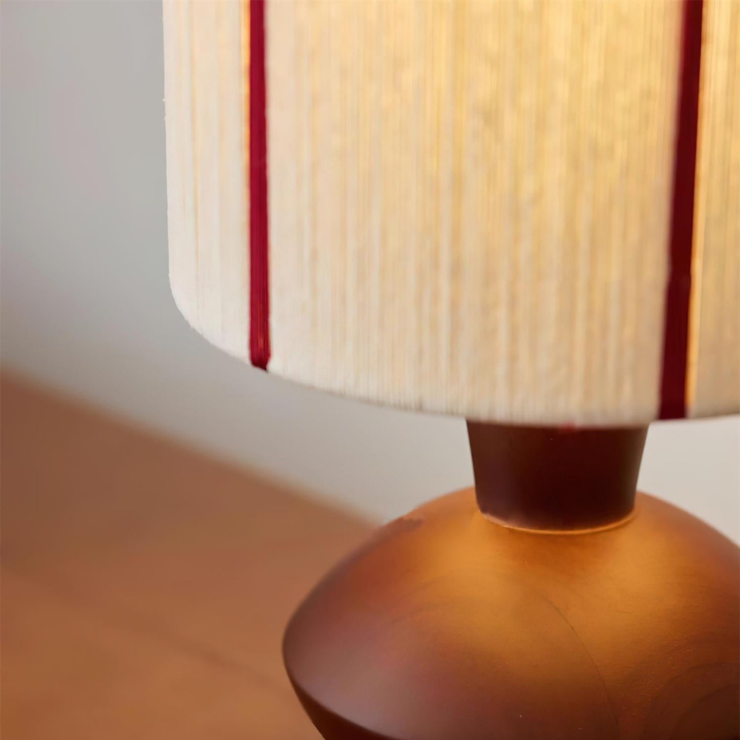 Lampe sur une table, éclairage doux et apaisant