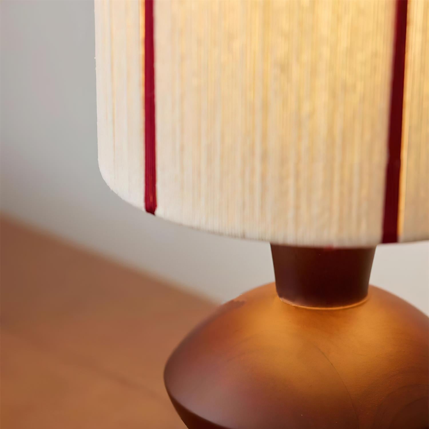 Lampe sur une table, éclairage doux et apaisant