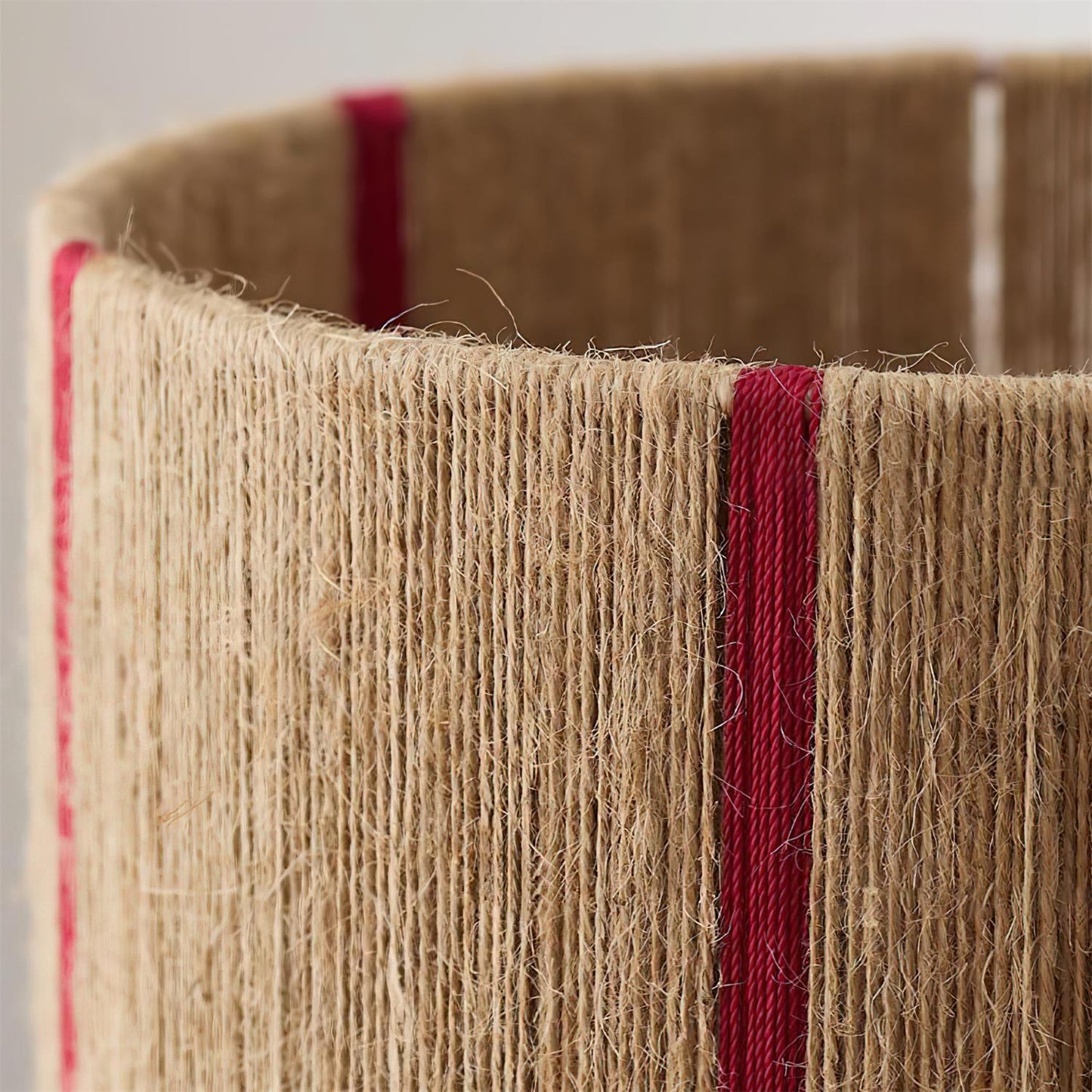 Détail des rayures rouges sur l'abat-jour