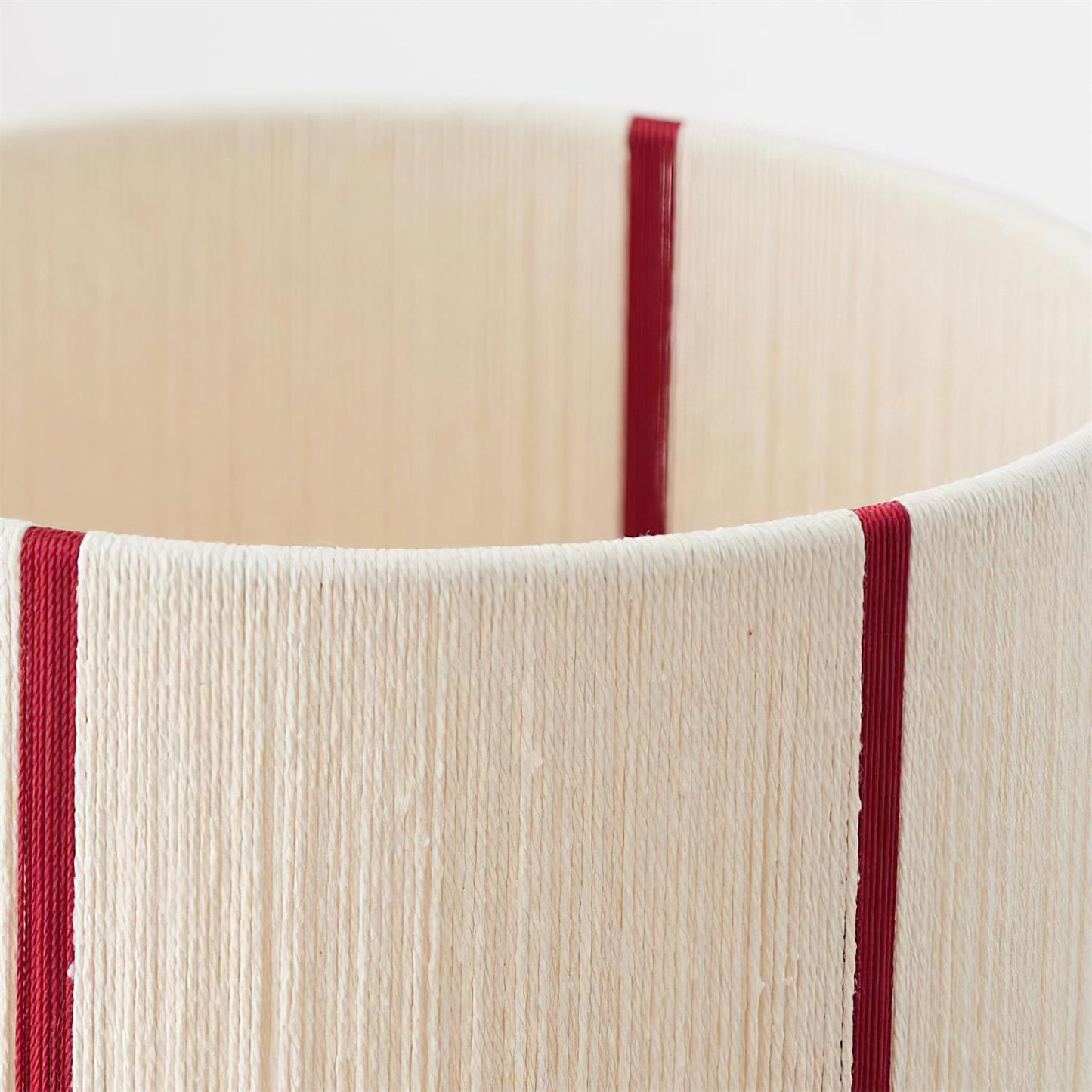 Lampe de table dans un coin lecture confortable