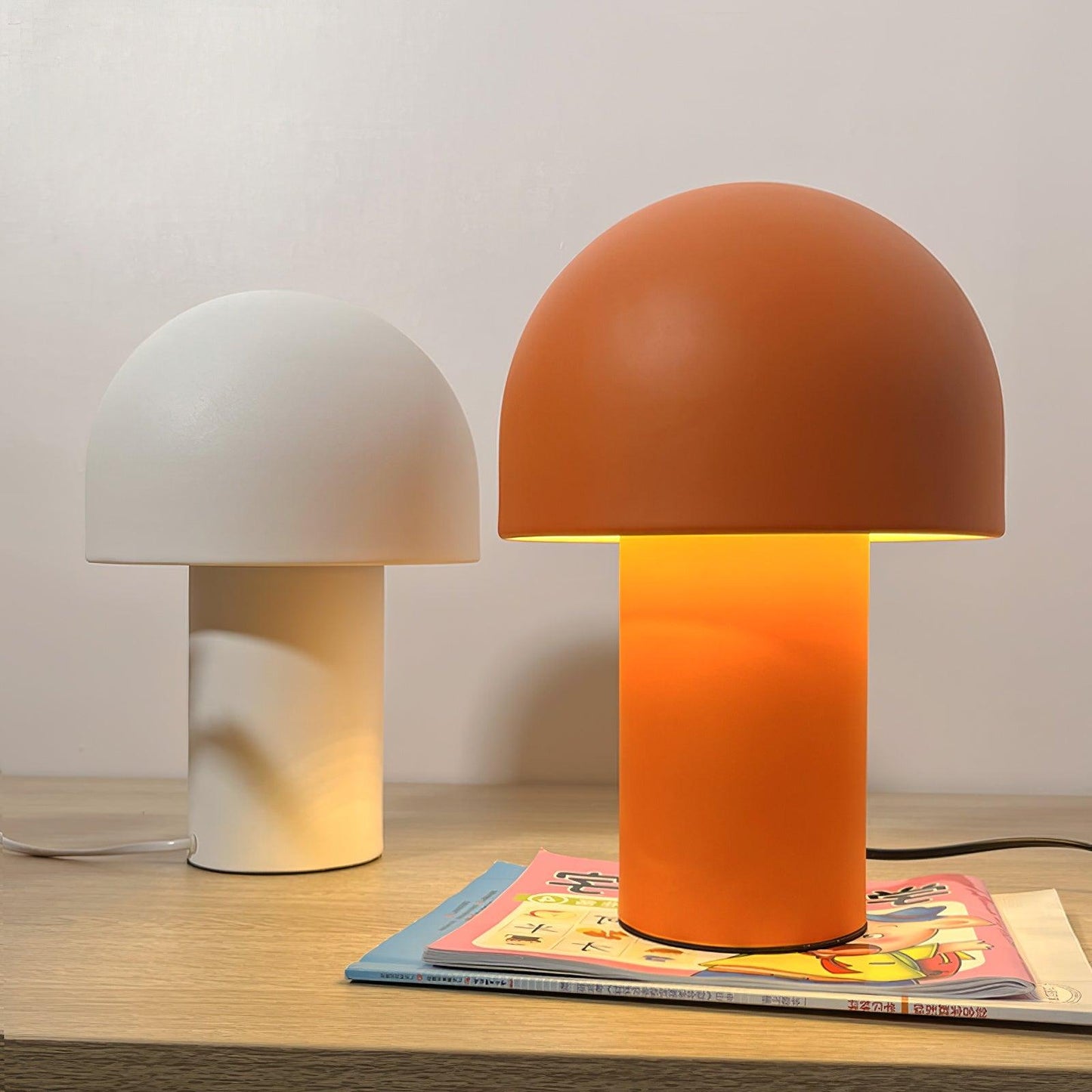 Lampe champignon sur une table en bois, lumière douce