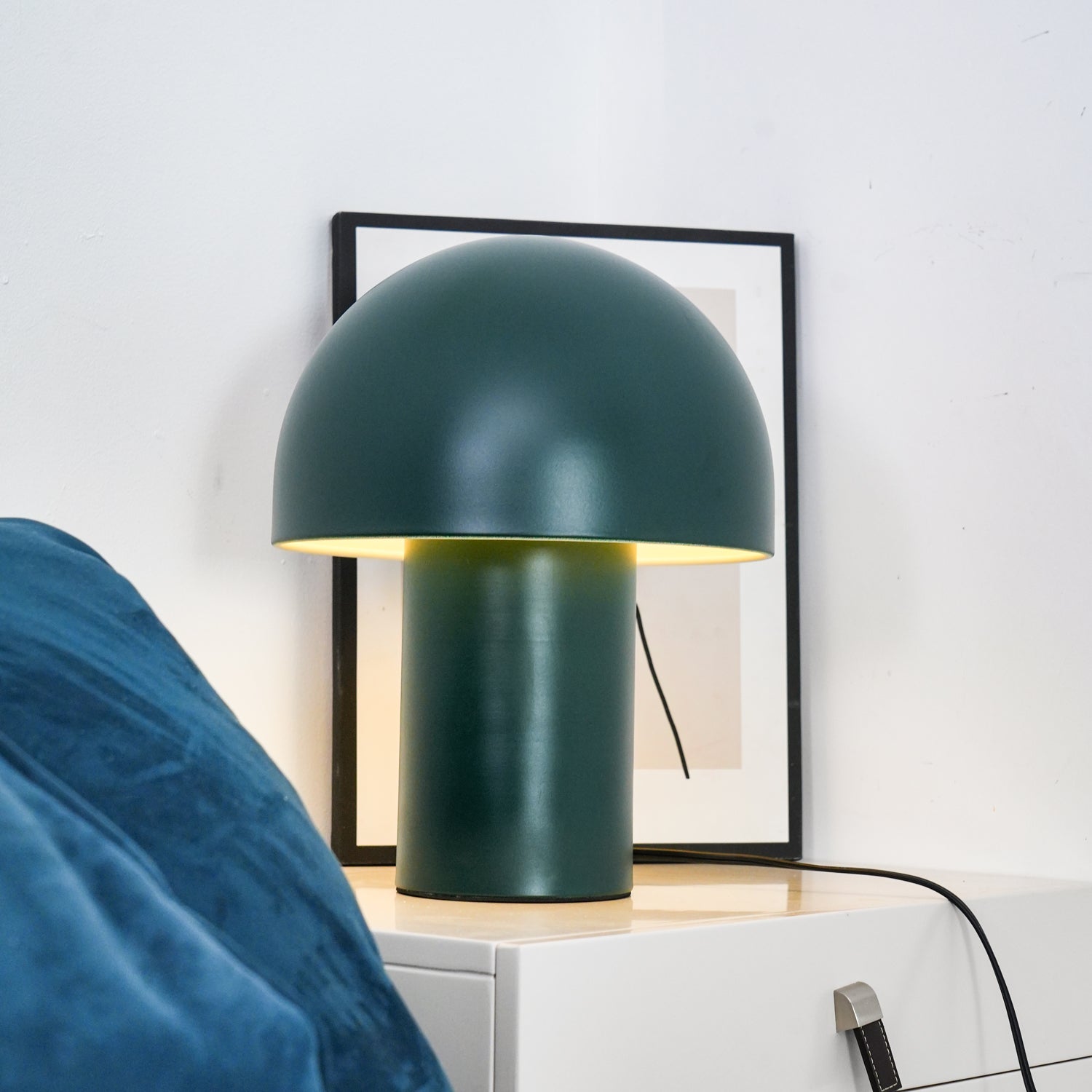 Lampe champignon allumée, éclairant un coin lecture