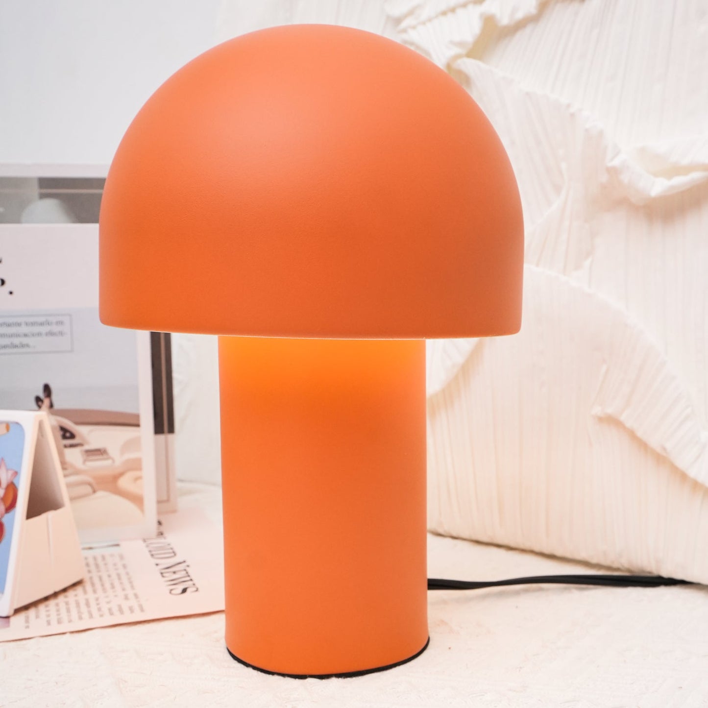Lampe champignon dans un salon, ambiance chaleureuse