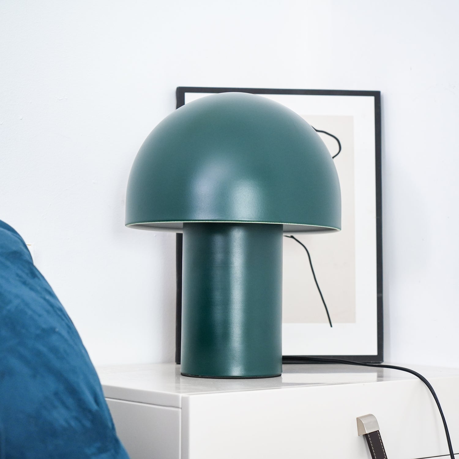 Lampe champignon sur un bureau, lumière tamisée