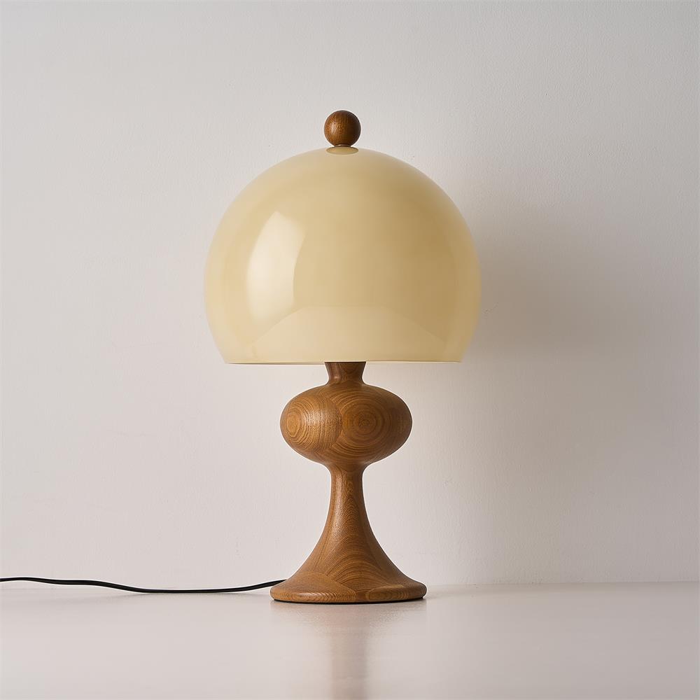 Lampe de table avec base en bois et abat-jour en verre courbé