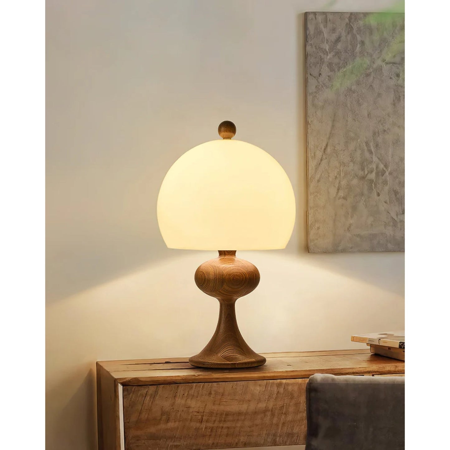 Lampe posée sur un bureau, éclairant un espace de travail