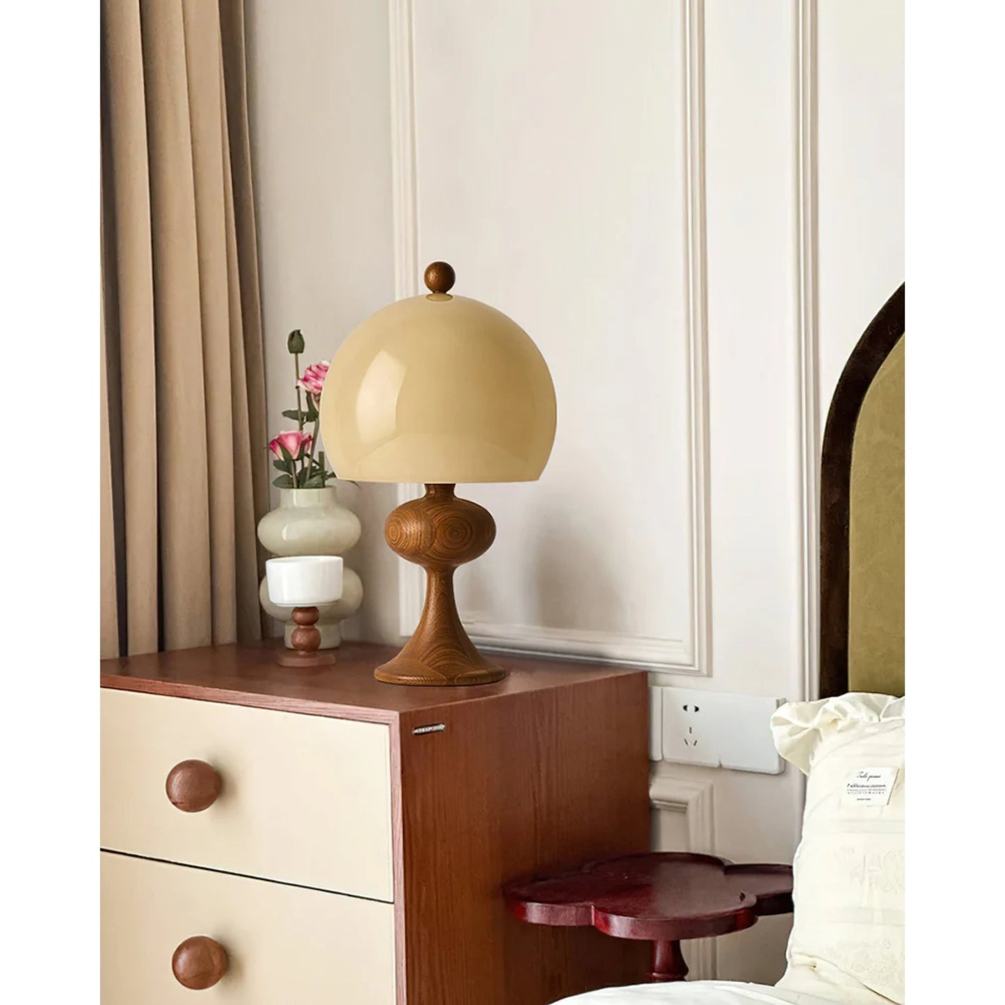 Combinaison harmonieuse de bois couleur noyer et verre beige