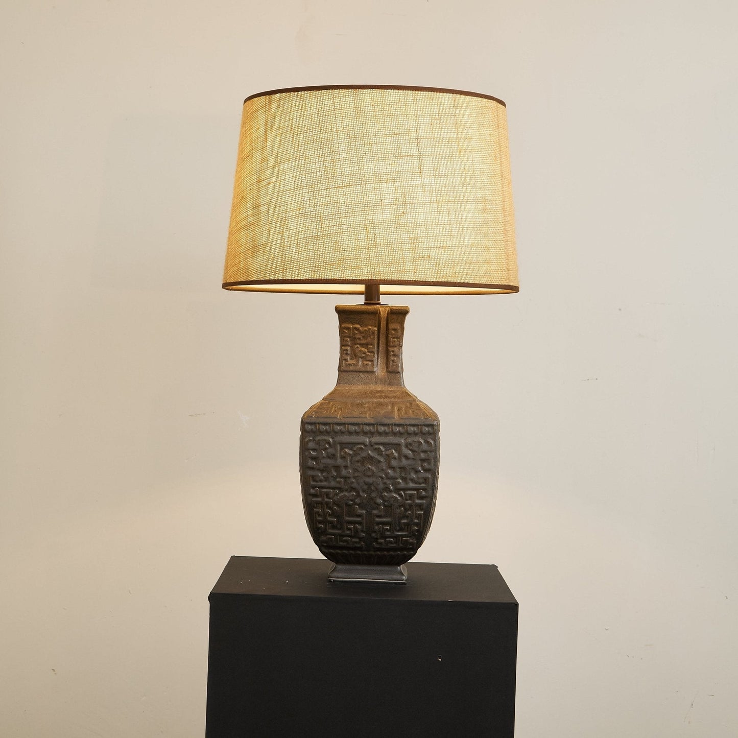 Lampe dans un intérieur moderne et épuré