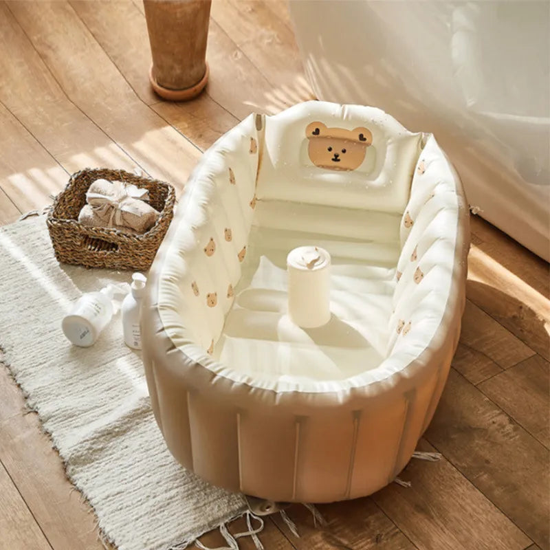 Baignoire gonflable installée dans une salle de bain moderne