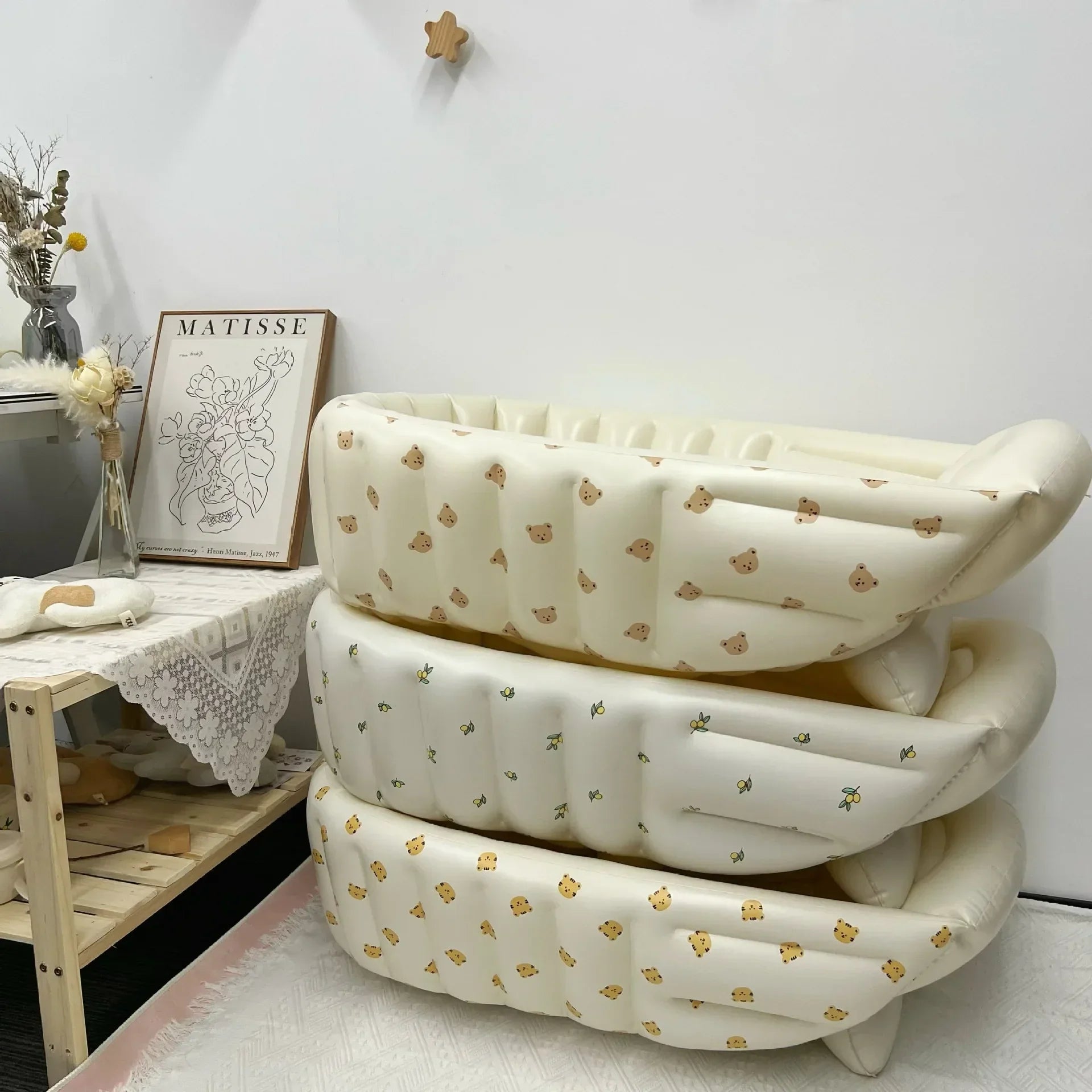 Vue de côté de la baignoire bébé montrant l'appui-tête confortable