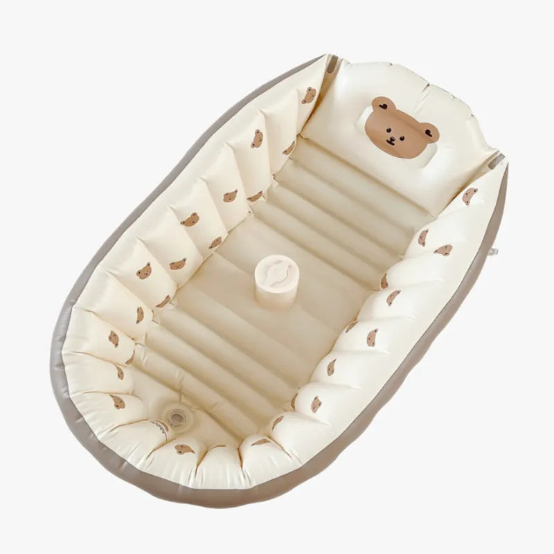 Baignoire bébé utilisée comme mini piscine en extérieur