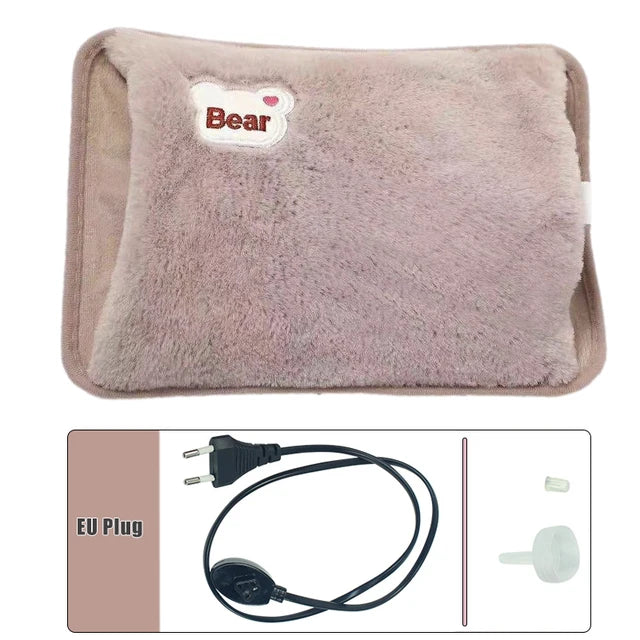Bouillotte en peluche posée sur un lit douillet