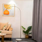Lampe de sol dans un intérieur moderne, ambiance chaleureuse