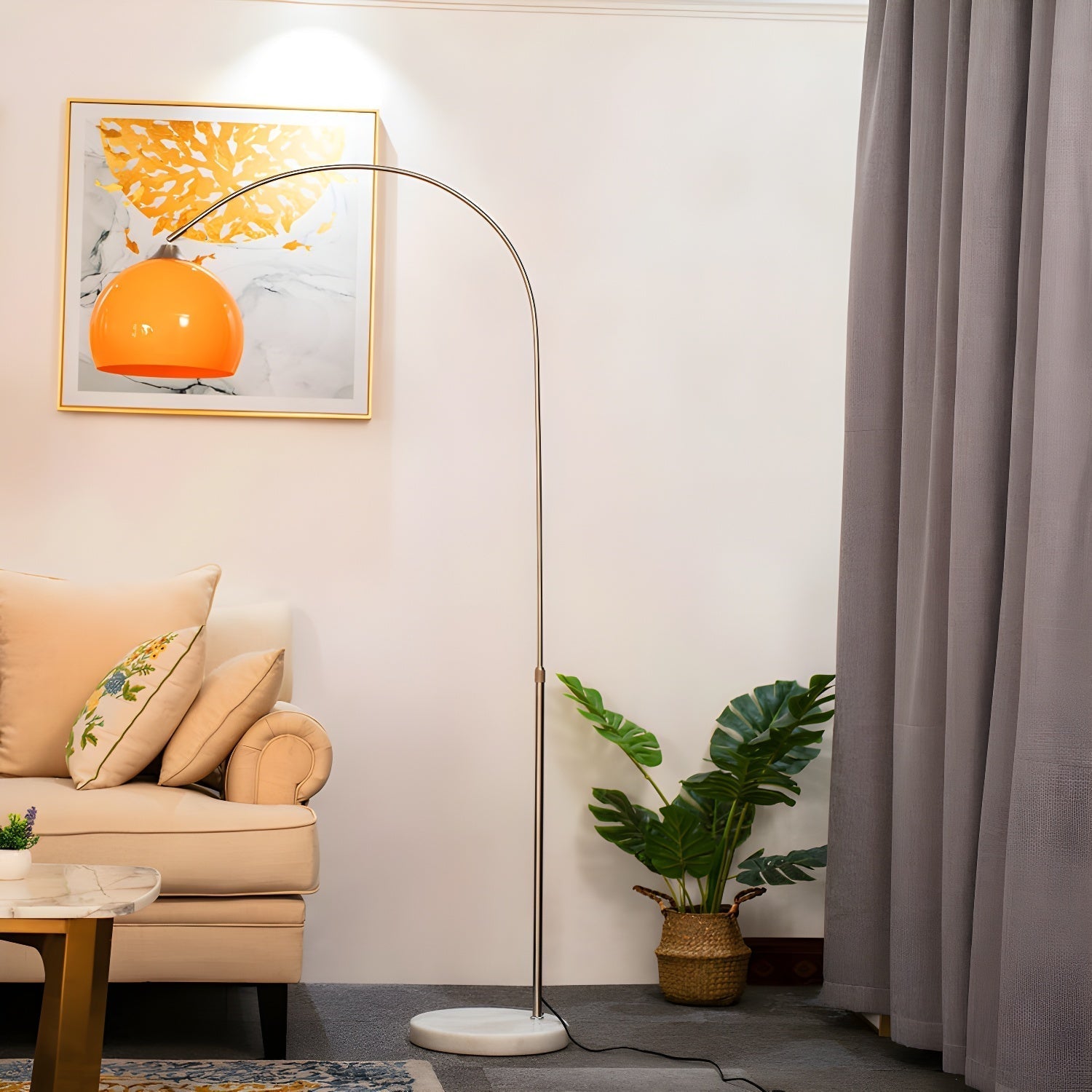Lampe de sol dans un intérieur moderne, ambiance chaleureuse
