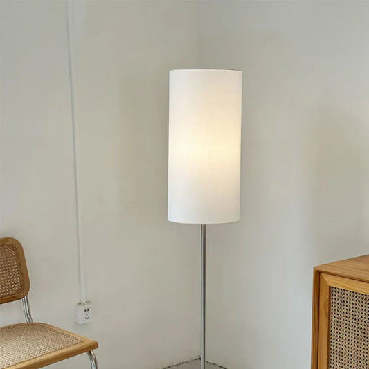 Lampe minimaliste intégrée dans un décor scandinave