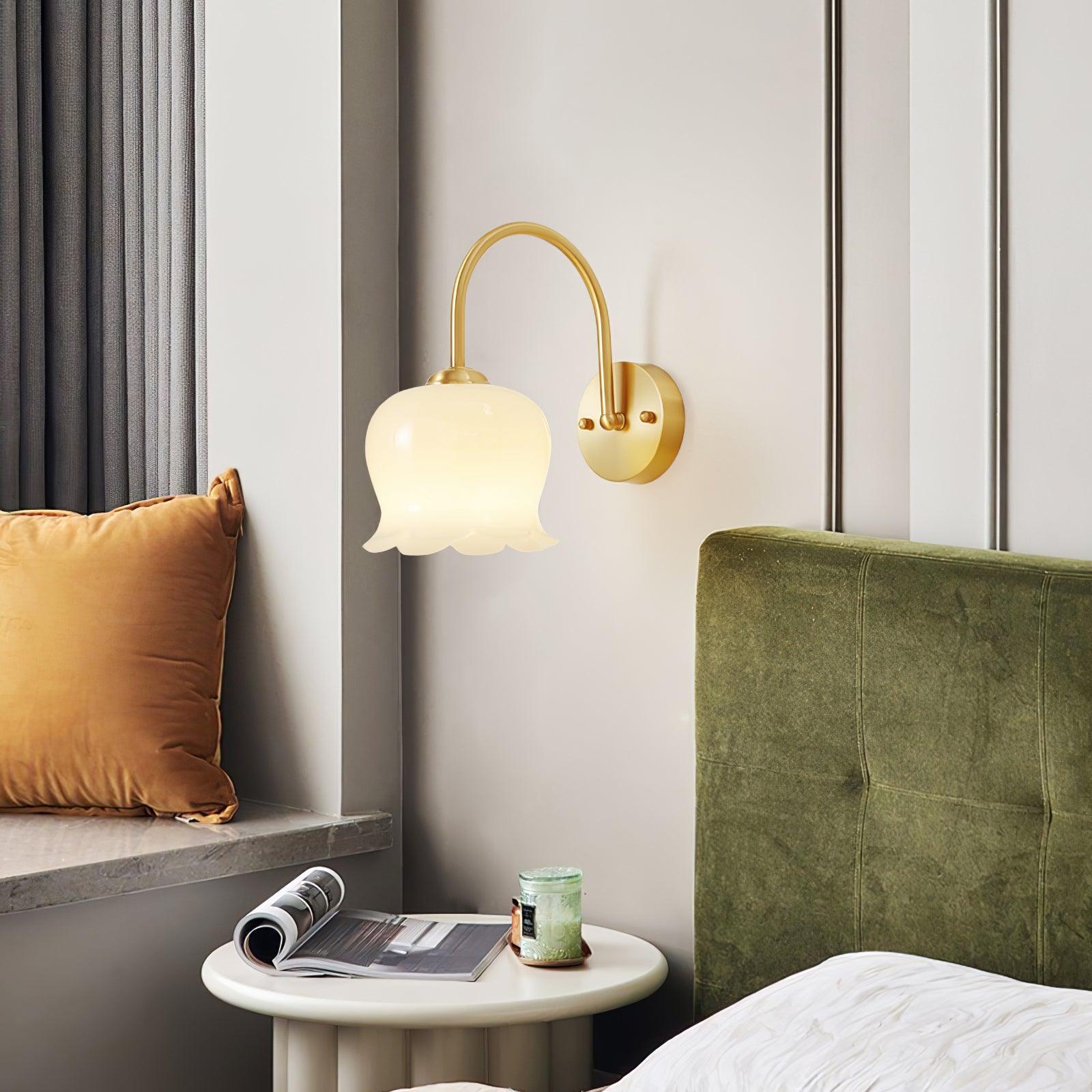 Détail du design floral de l'abat-jour en verre