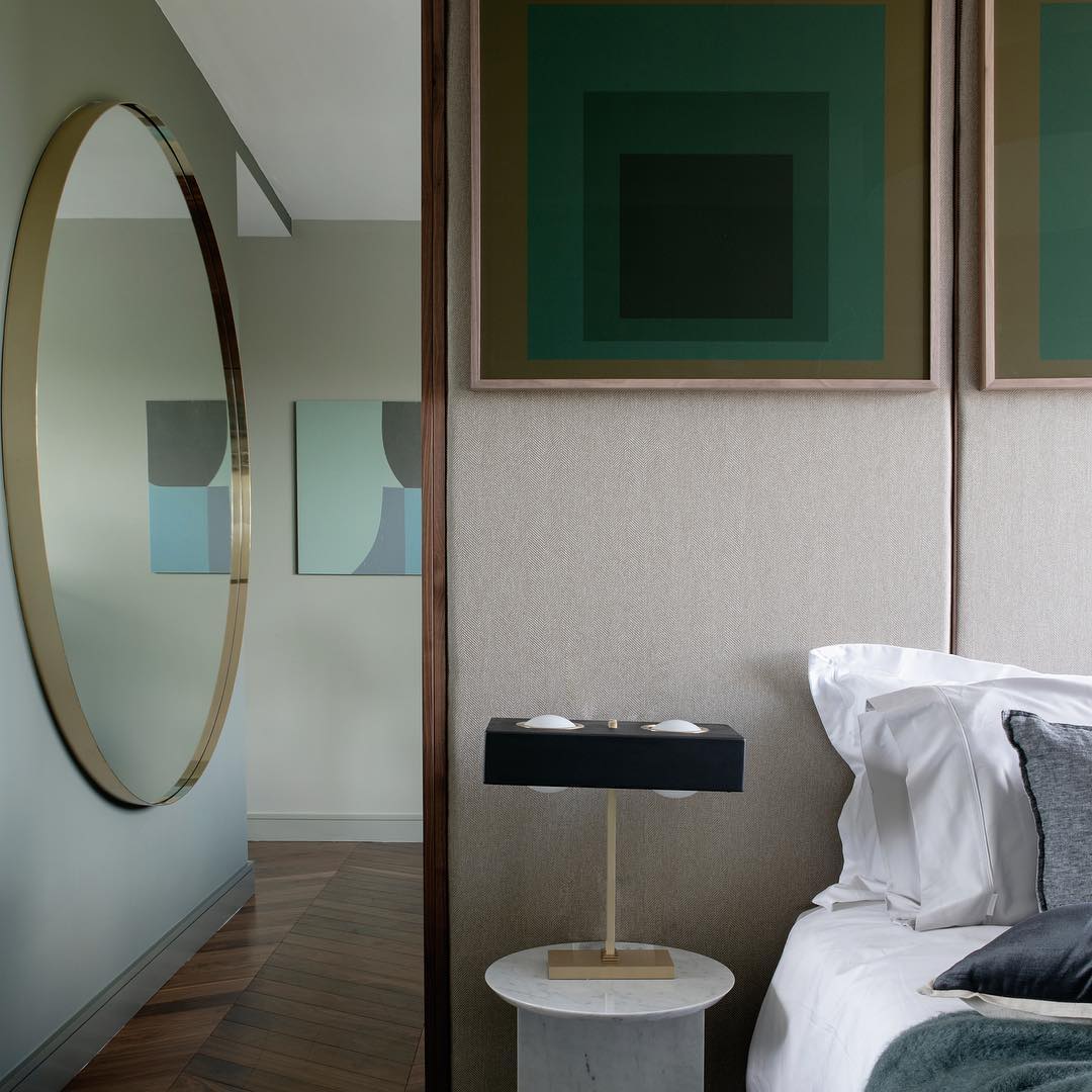 Lampe sur une table dans un intérieur stylé
