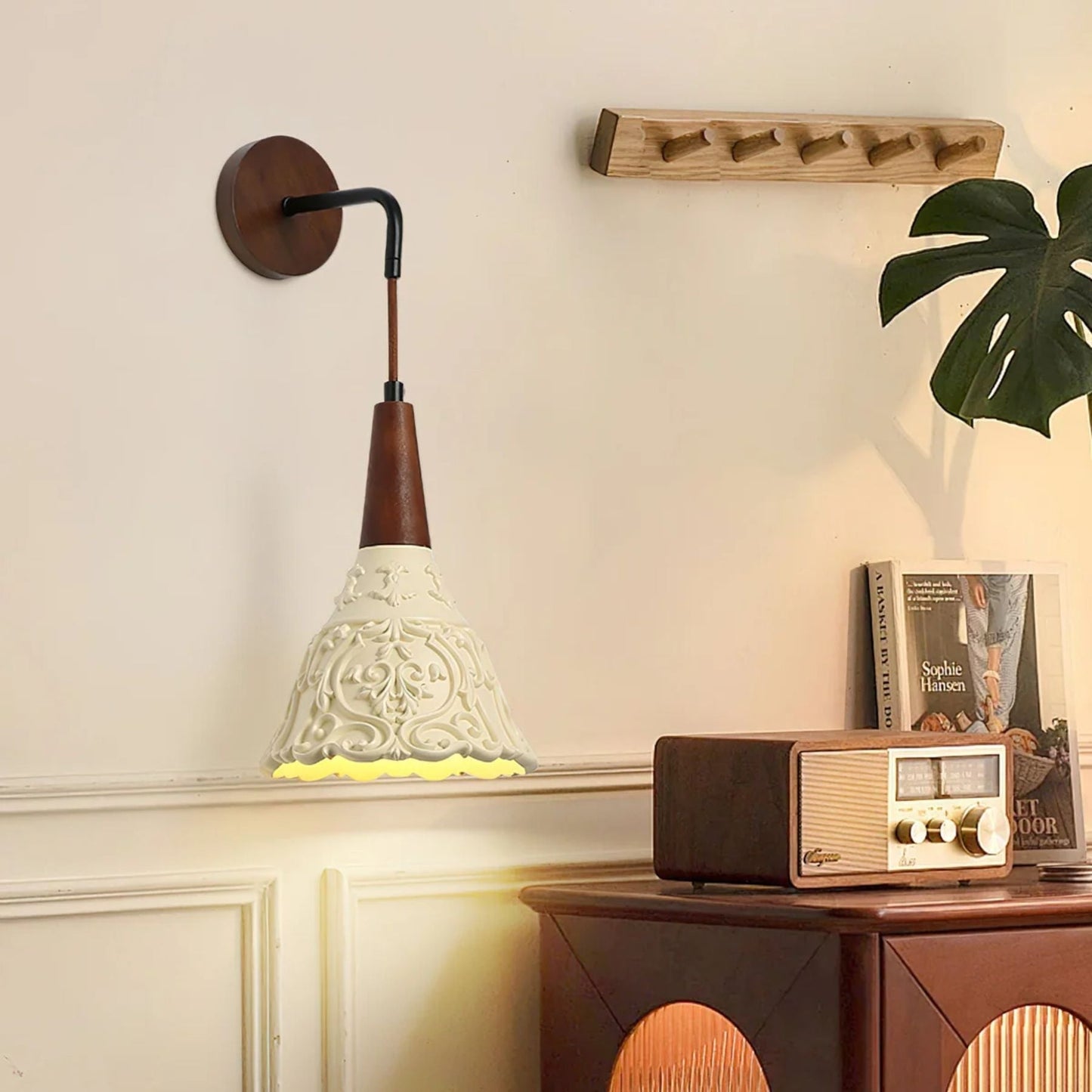 Vue latérale de l'applique avec cadre en bois de noyer