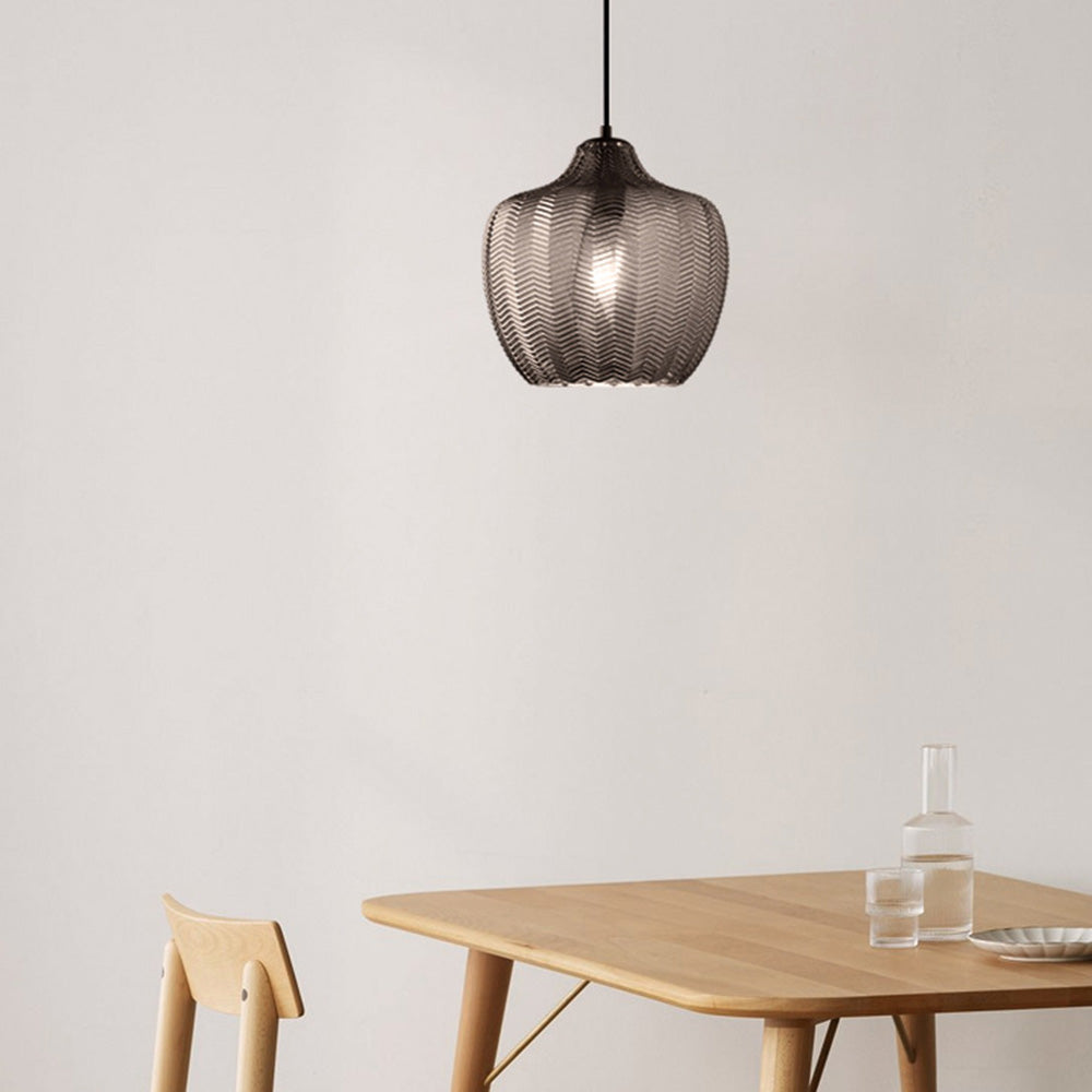 Lampe pendante avec un éclairage tamisé dans un intérieur chic