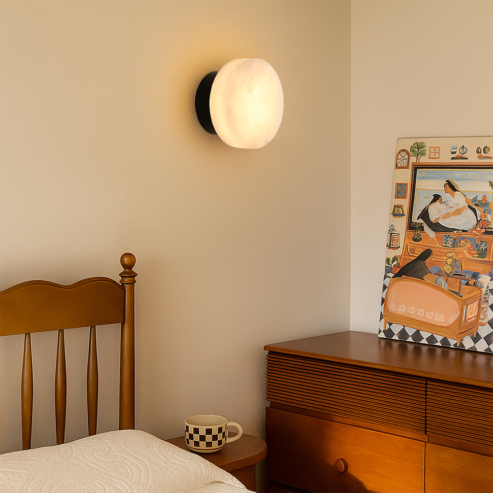 Applique murale en marbre vue de face, lumière allumée