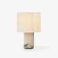 Lampe en marbre avec abat-jour plissé vue de côté