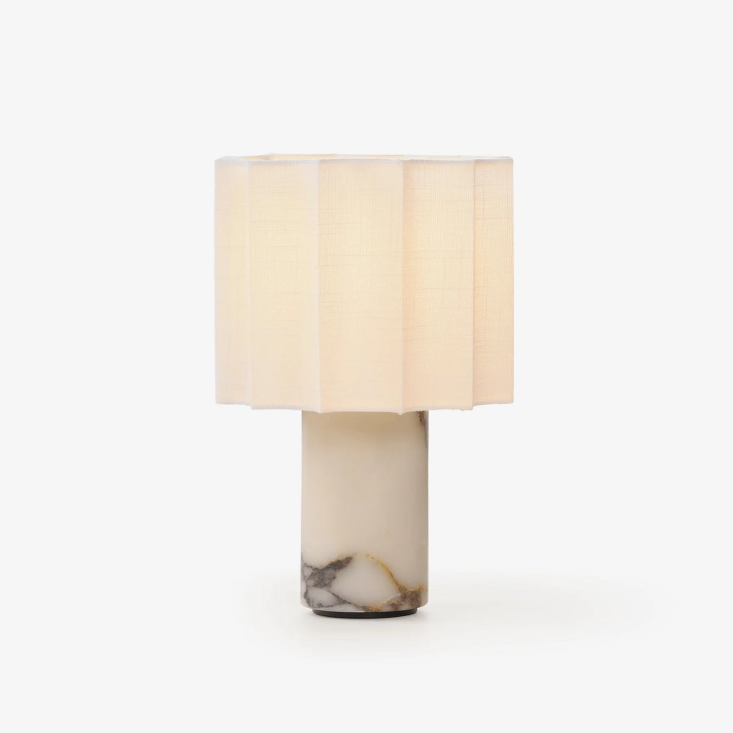 Lampe en marbre avec abat-jour plissé vue de côté