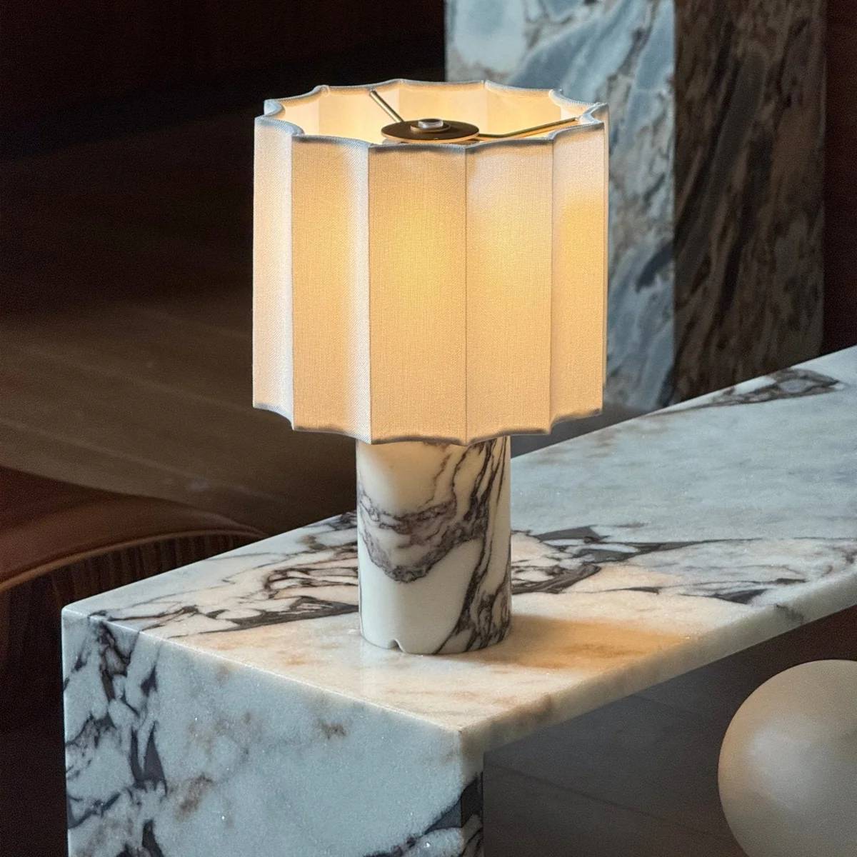Lampe sur une table de chevet dans un intérieur moderne